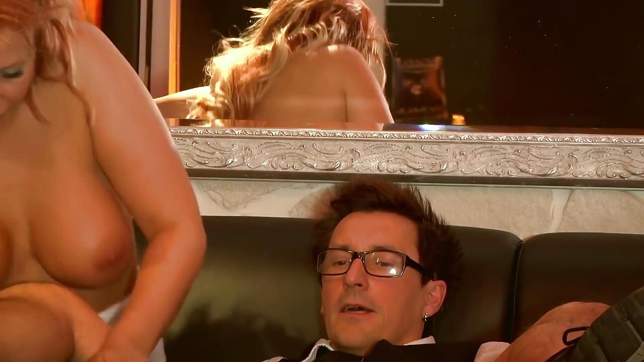 Caliente Alemana MILF Provoca Tetas Y Folla Salvaje