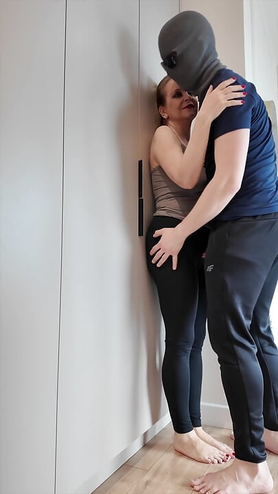 Cachonda rubia follada por joven dotado