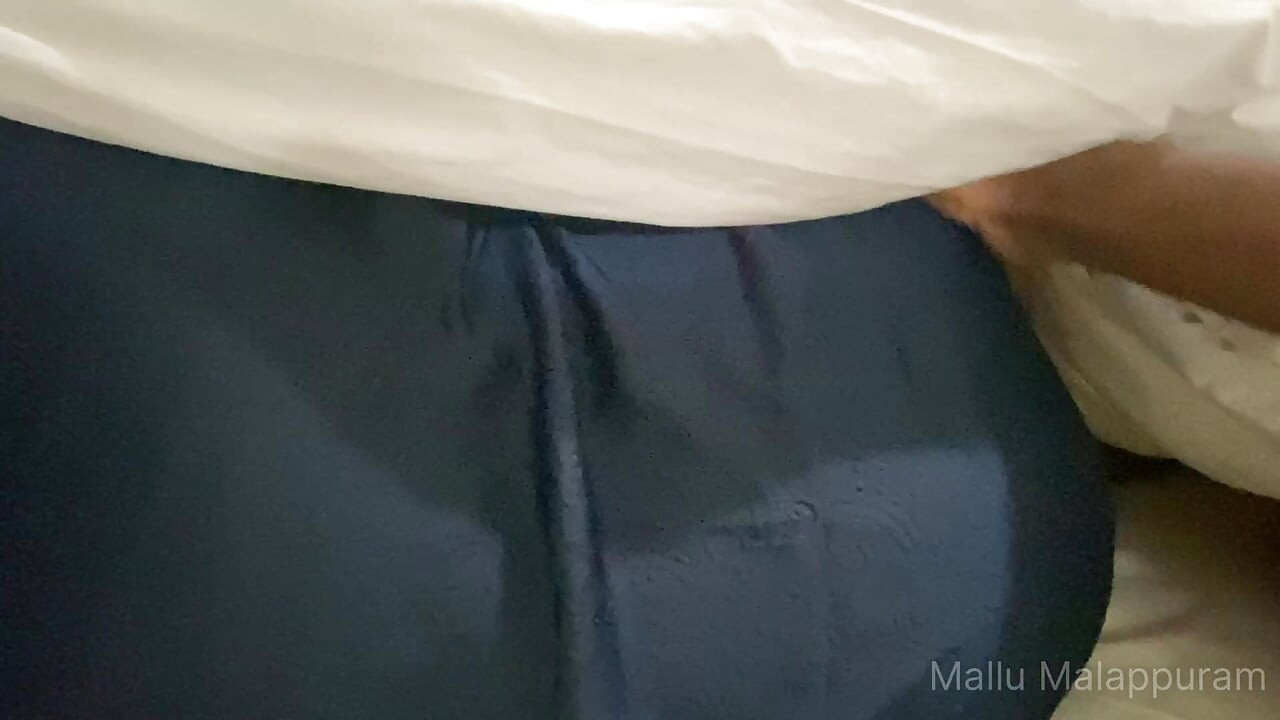 Mallu çiftin yatak zamanı oyunu yakın çekim görünümü