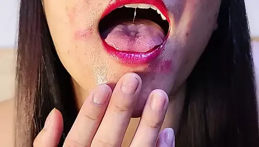 Joi, une asiatique baveuse tatouée crache et joue avec un fétichisme de la langue