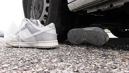 Eski kız arkadaşının nike dunk'ını sidik ve yok et