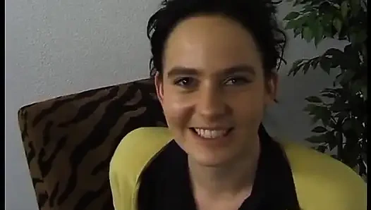 Грудастую телочку-брюнетку шпилят на кастинге