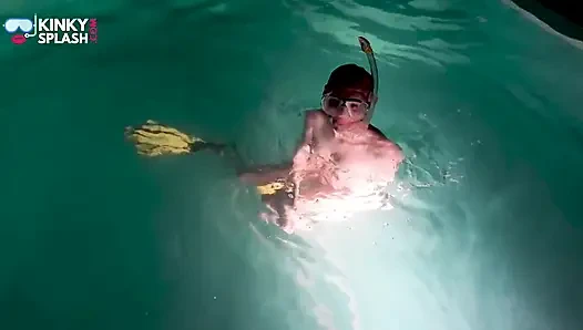 Cewek nakal jalang ini lagi asik mainin di bawah air sambil bugil