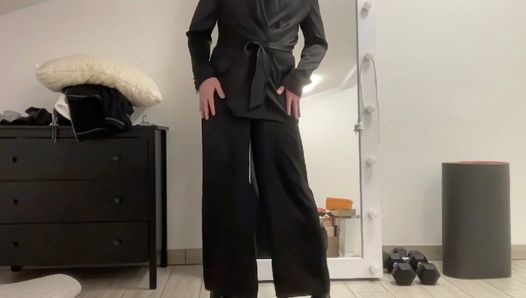 Транс шлюха в шелковом комбинезоне и атласном пиджаке жакете хочет подставить попку под твой толстый член за женскую одежду и феминизацию