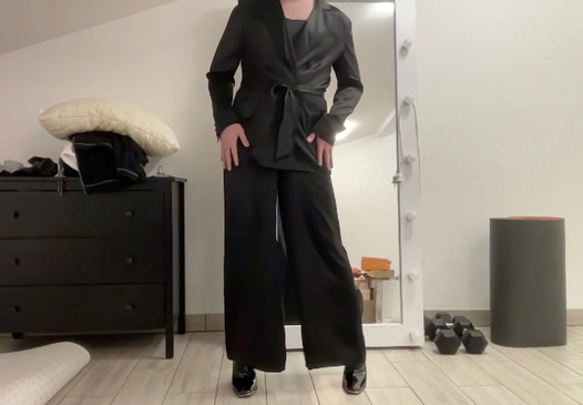 Combinaison en satin de soie et veste de blazer sur une salope transsexuelle