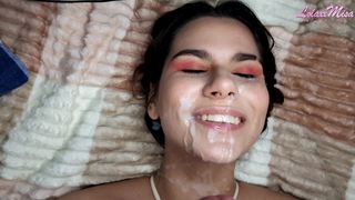 Dễ thương brunette blowjob khổng lồ tinh ranh người trên cam