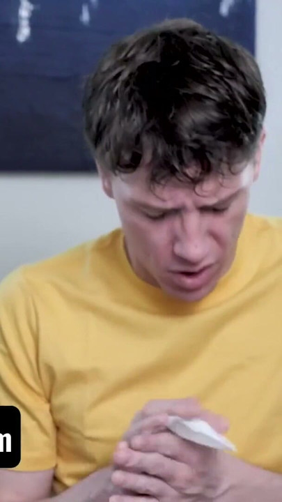 Peitudas madrastas pegam seus respectivos enteados se masturbando e eles estão impressionadas com seus paus enormes | Clipe 1