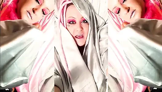 Si cantik lana mendominasi bruci dengan kain sutera halus yang menggoda