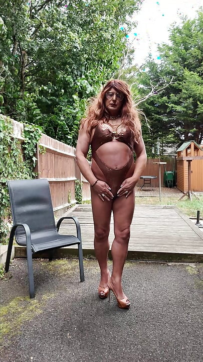 Crossdresser sexy Kellycd2022 în costum de baie maro și auriu și tocuri