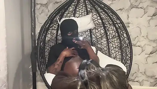 Manajerku mergokin aku lagi asik masturbasi dan besar pria kulit hitam ini dengan ganas