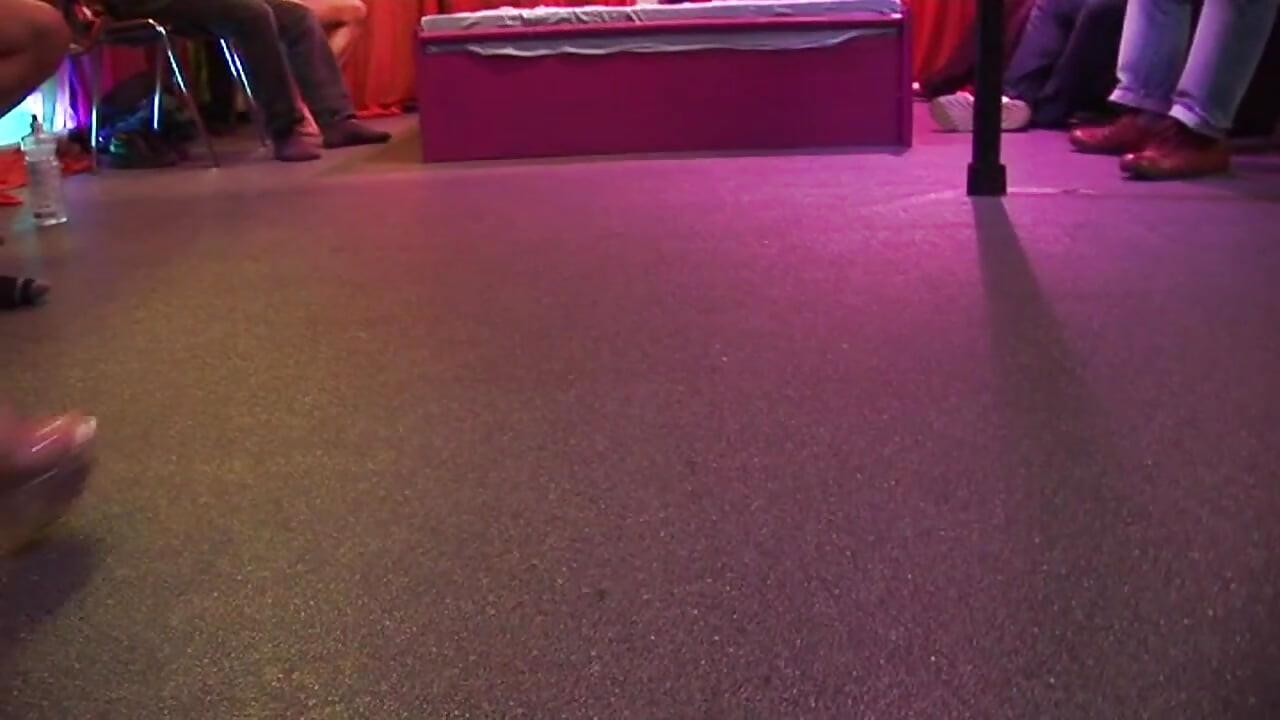 金髮辣妹因激烈的手指狂潮而濕透