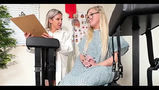 Доктор Lora Cross проводит оральный анус и вагинальный осмотр крошки