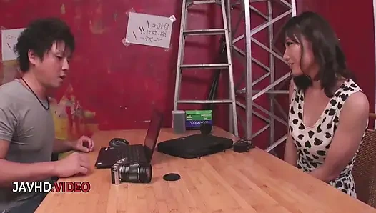 Leidenschaftliche reife japanische frau verführt jungen liebhaber mit heißer hardcore-sex-action