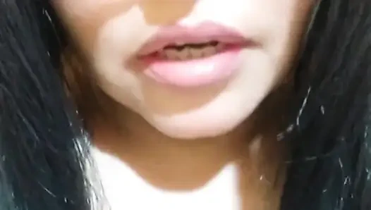 Женщина с большой задницей в красных стрингах жаждет трахнуть мужика, который закончит в ней