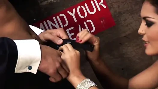 Orta yaşlı seksi kadın erkek arkadaşıyla asansörde mahsur kaldı