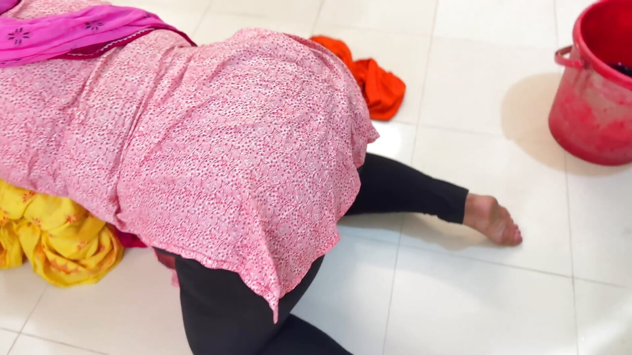 Big Pussy BBW Big Ass & Huge Boobs Hot Egypt Stepmom Washing Dress & Gets Horny!