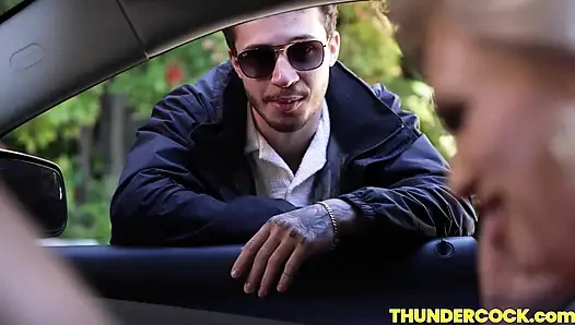 Милфа Charli Phoenix принимает большой член в ее тугую мокрую киску