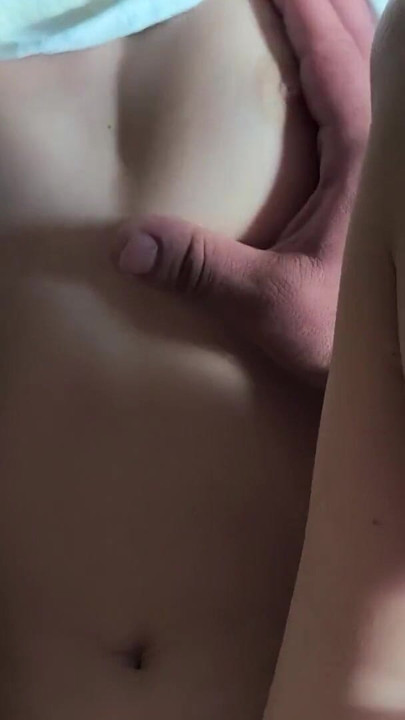 Pik te groot voor stiefzus maagdelijke poesje, penetratie met alleen pik hoofd | Clip 2