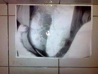 Penghormatan pancutan mani besar pada sepasang buah dada besar (rakaman dekat)
