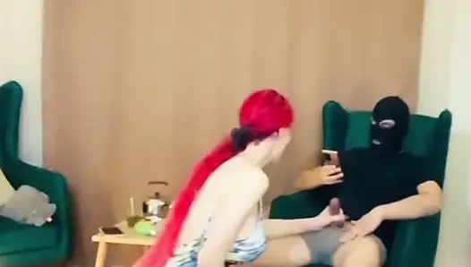Aldatılan kocam vücudunu arkadaşlarına gösterdiğinde sinirleniyor