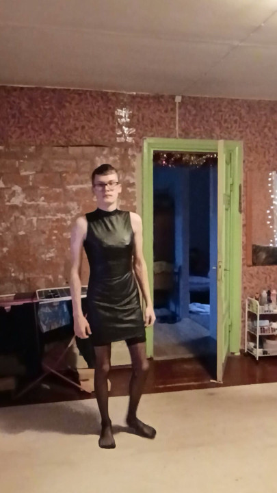 Sissy Slaps Her Ass