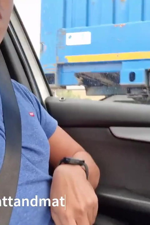 Araba sürerken kendime dokunuyorum