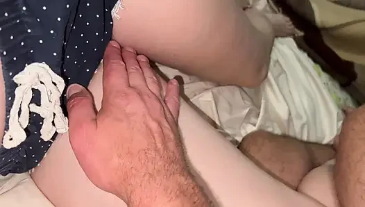Oda arkadaşım boşalmama yardım etti, hızlı elle muamele