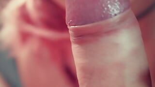 Симпатичная азиатка нежно сосет и лижет член крупным планом в видео от первого лица