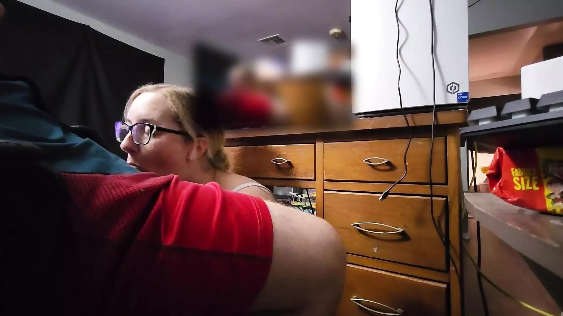 Double fonctionnalité : Sortir sa bite du côté de son short et la sucer sous son bureau + Se masturber en lingerie bleue