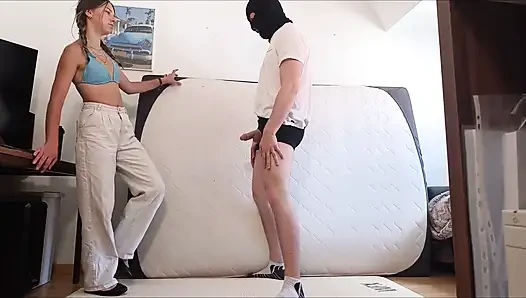 Harte tritte von ihr in die bälle