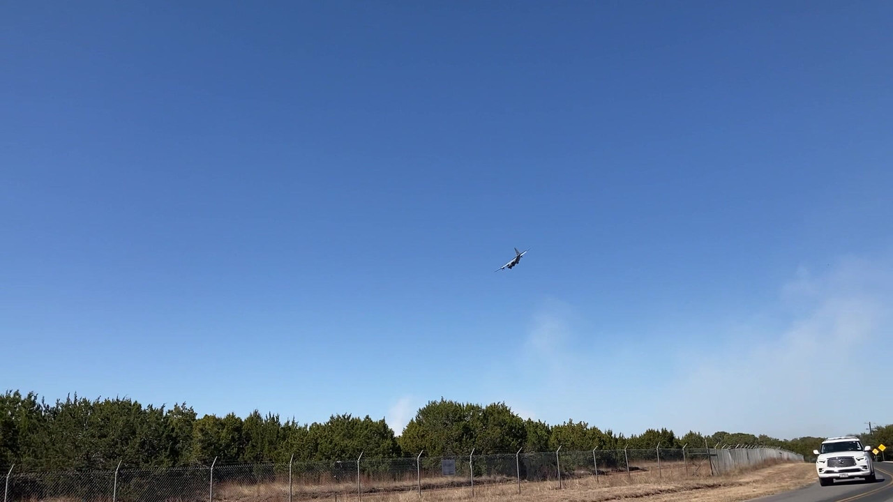 テキサス州ブランコ近郊を飛行する飛行機
