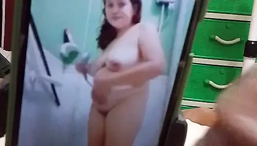 Aku lagi muasin memekku sendiri sambil nonton video mesum untuk istriku, kemarin dia ngirim aku