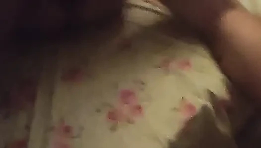 Ben evi süpürerken geldi, ıslak amcığımı yaladı ve yarağını içeri soktu.
