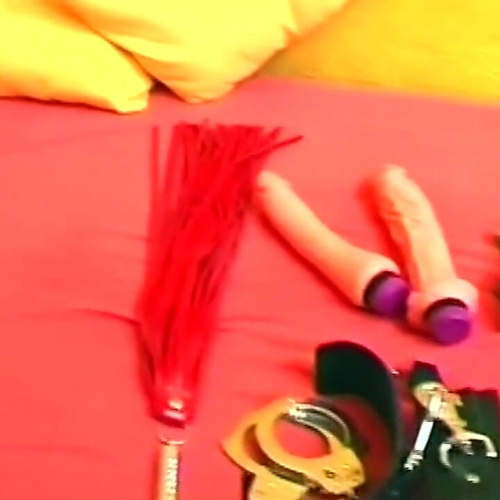 Azgın olgun esmer tek başına büyük dildoyla amını esnetiyor