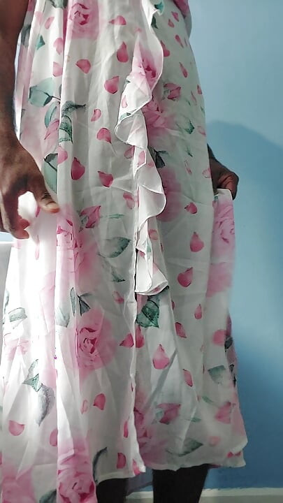 אני מאונן כשאני לובש שמלת משי שיפון שקופה של Split Roses