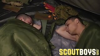 ScoutBoys Scoutmaster Rick Fantana oklep dziewiczych skautów w namiocie