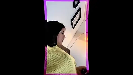 Mükemmel Göğüslü Güzel Kolombiyalı Senin İçin Vajinasını Küfrediyor Ve Poposuna Süt İsteyor