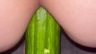 Petit plaisir avec mon concombre anal