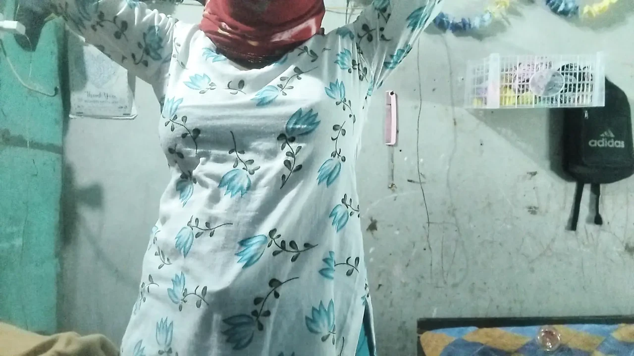 Olide bhabhi ki chudai bhabhi ki gand pe tel laga ke dildo se choda