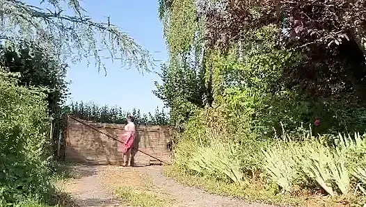 Dışarıda bir akşam için sıkı pembe elbise içinde giyinmiş