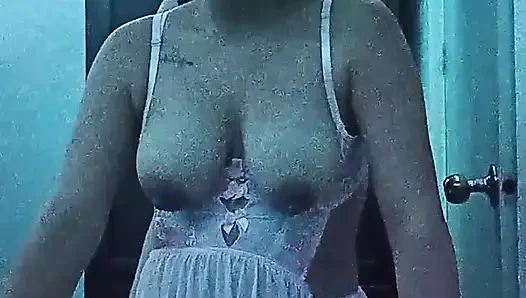 Девушка трахает ее как богиня с ее большими и вкусными сиськами и богатой задницей.