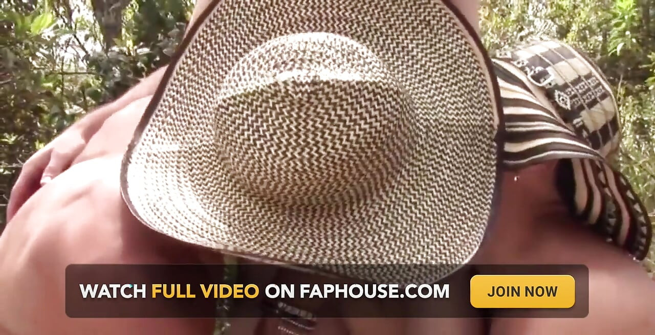 ثلاثي لاتيني من أصل إسباني في متعة في الهواء الطلق أثناء العمل