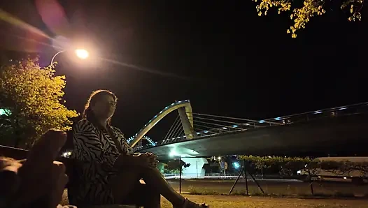 Bir teşhirci o noktada bir fahişeye geldi. Onunla ne yapacağını bilmiyor.