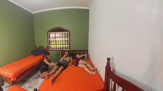 Pasangan berbagi kamar dengan teman mereka, istri tidak mengharapkan ini!
