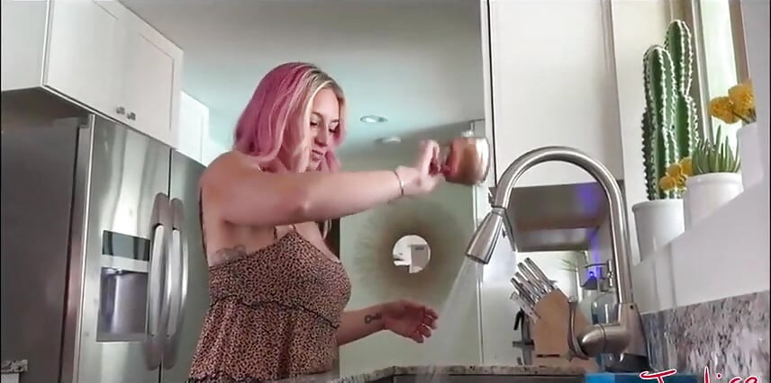 Grande peituda dona de casa Natalie dá ao marido toda a sua buceta