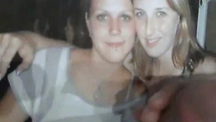 İki seksi kız için haraç