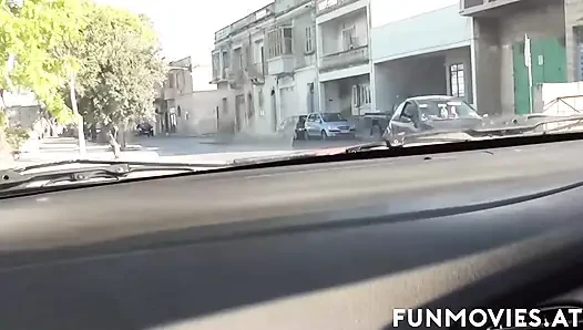 Orta yaşlı seksi kadın arabada yarakla oynuyor