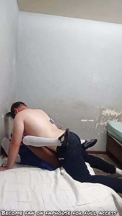 Cel mai bun futai în poziția misionarului negru de tutore și fată neagră de 18 ani în uniformă școlară
