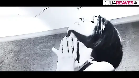 Askılı kadın binme pozisyonunda