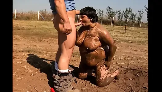 Грязная и горячая лужа